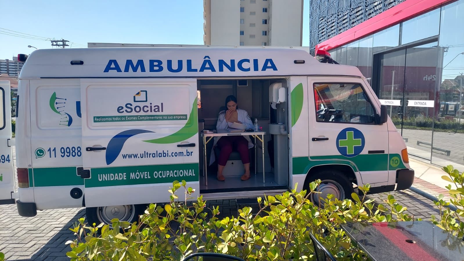 Atendimento externo com profissional registrando informações